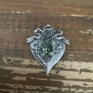 VINTAGE PAPEL SILVER TONE HEART SHAPED VICTORIAN STYLE PICTURE FRAME BROOCH